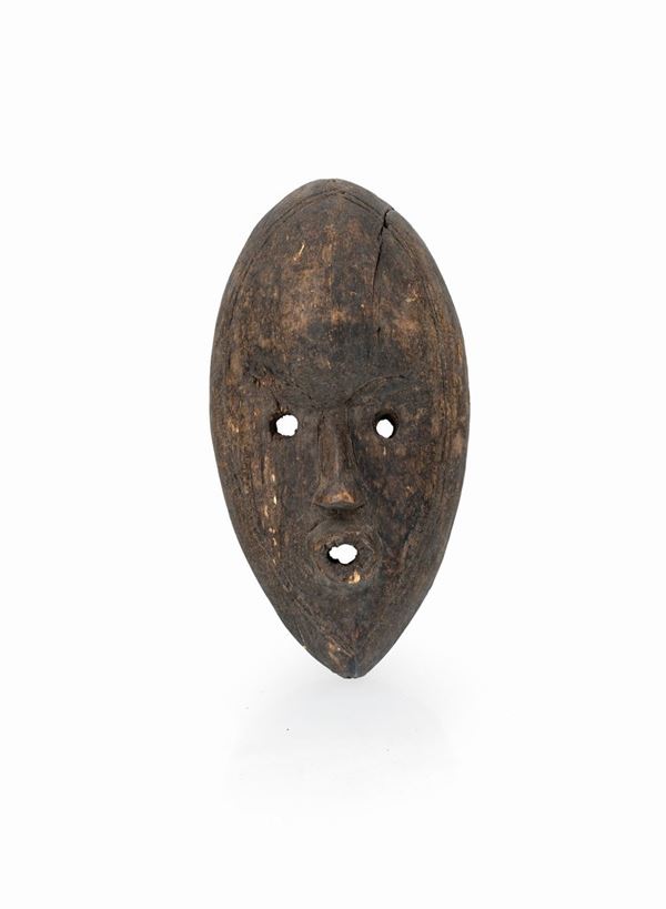Piccola maschera in legno, arte tribale