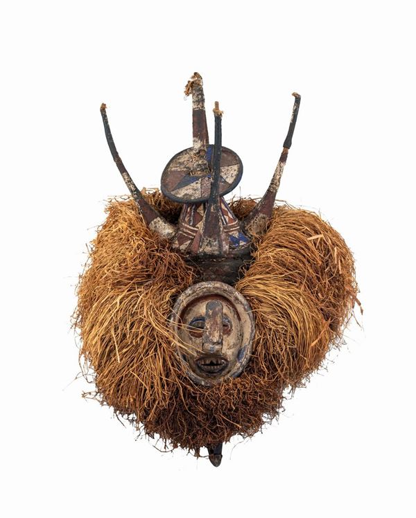 Maschera antropomorfa Yaka in legno, pelle e paglia, repubblica democratica del Congo