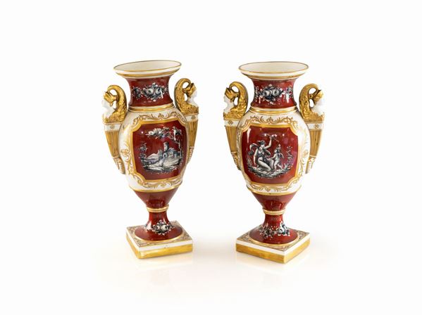 Coppia di vasi in porcellana, manifattura di Capodimonte, inizio del XX secolo.